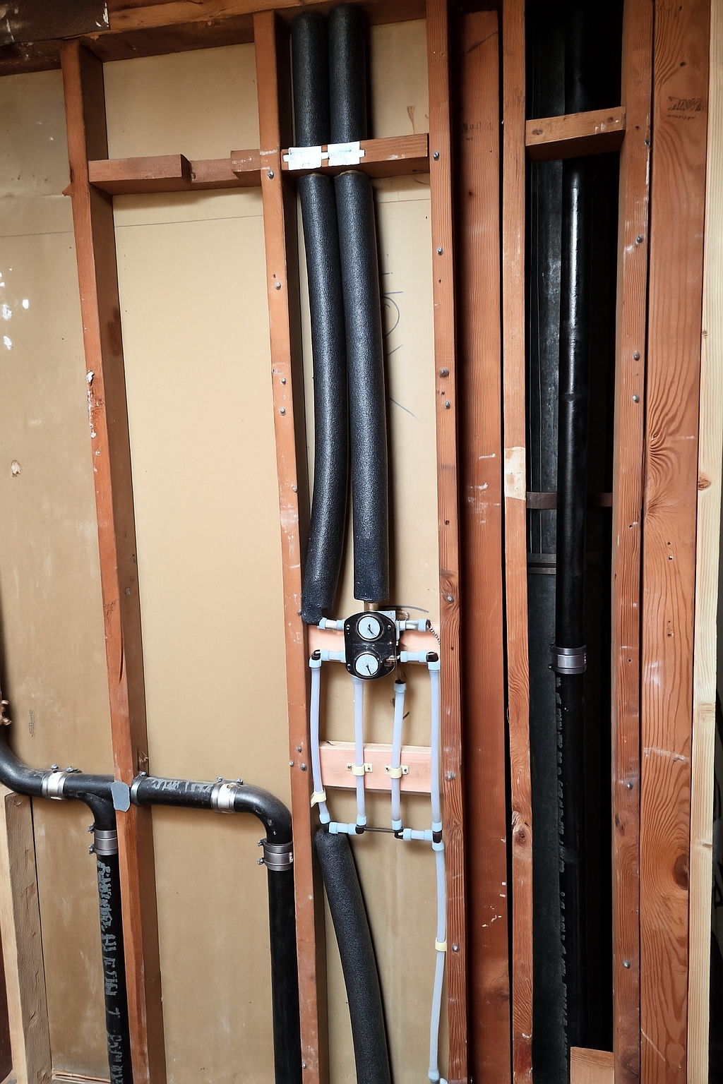 San Francisco shower rough-in showing Delta valve with integrated diverter and PEX water lines.